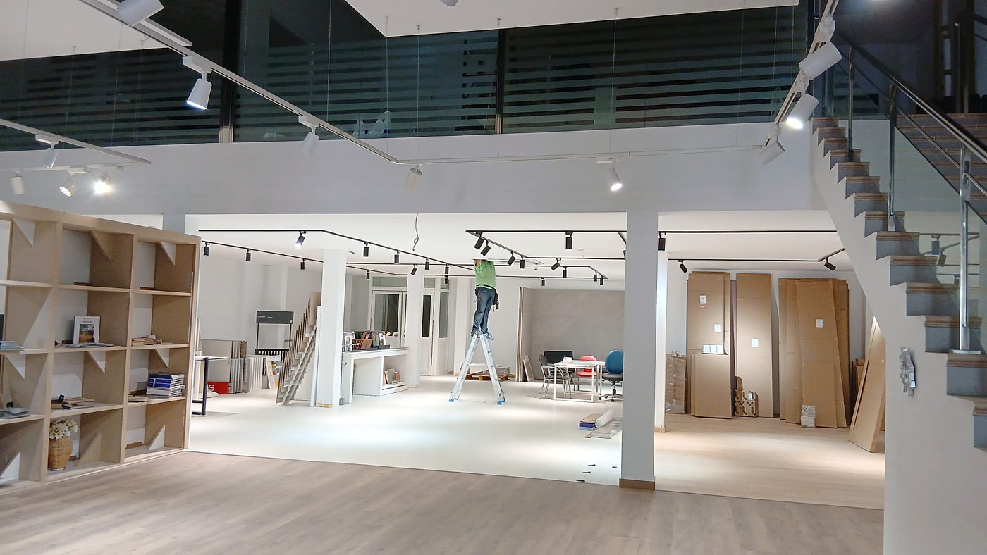 Local comercial terminado en Sevilla con falso techo e iluminación de carril