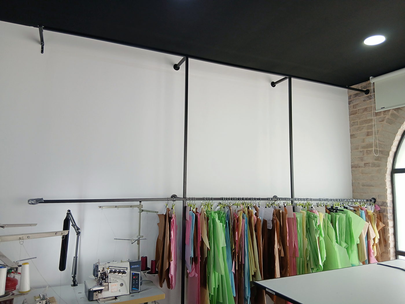 Local comercial en Sevilla con trasdosado de pladur y techo técnico