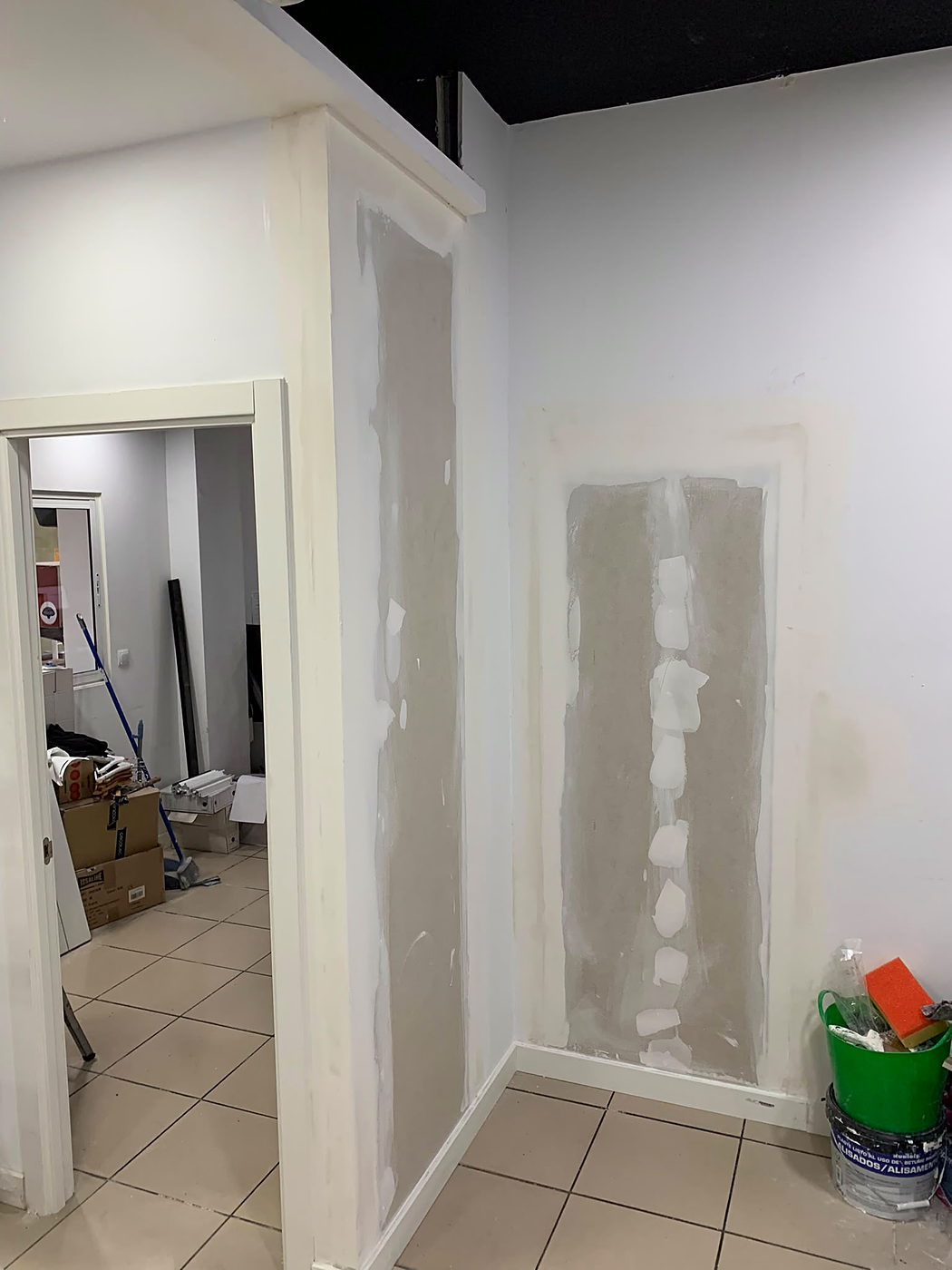Tabique de pladur con juntas tratadas, listo para pintar