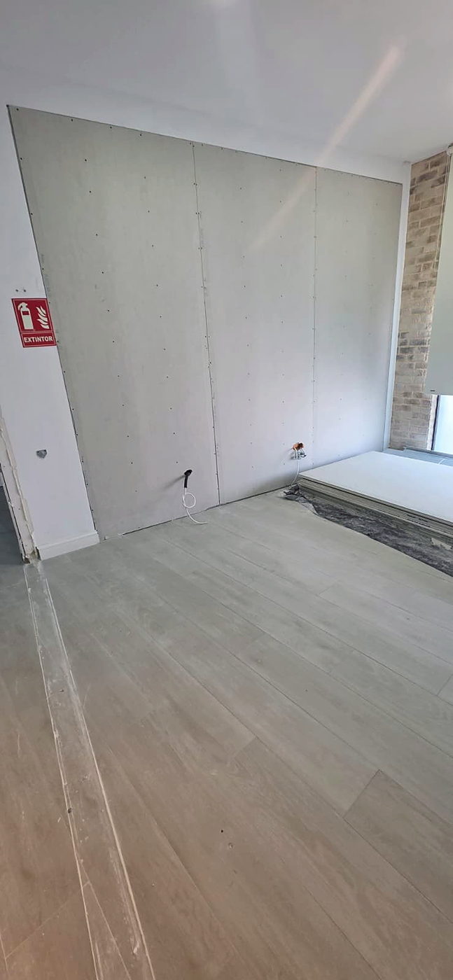 Trasdosado de pladur montado sobre muro existente