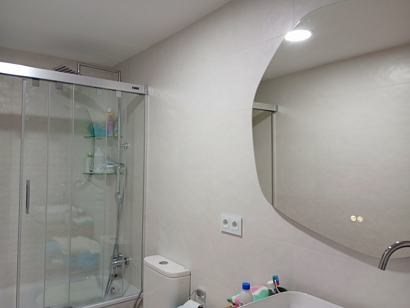 Baño terminado con mampara y sanitarios nuevos