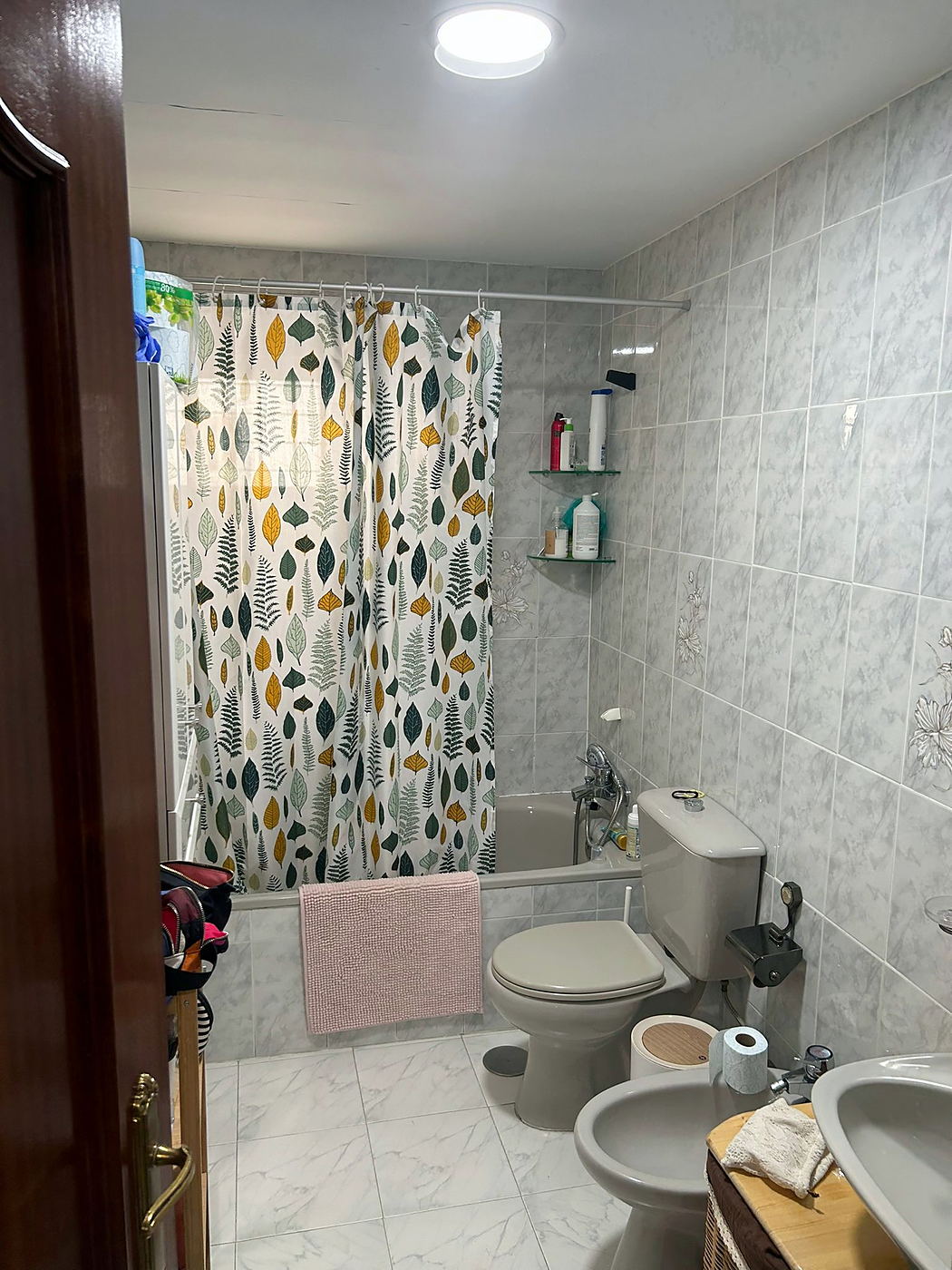Antes de la reforma: baño con bañera y alicatado original