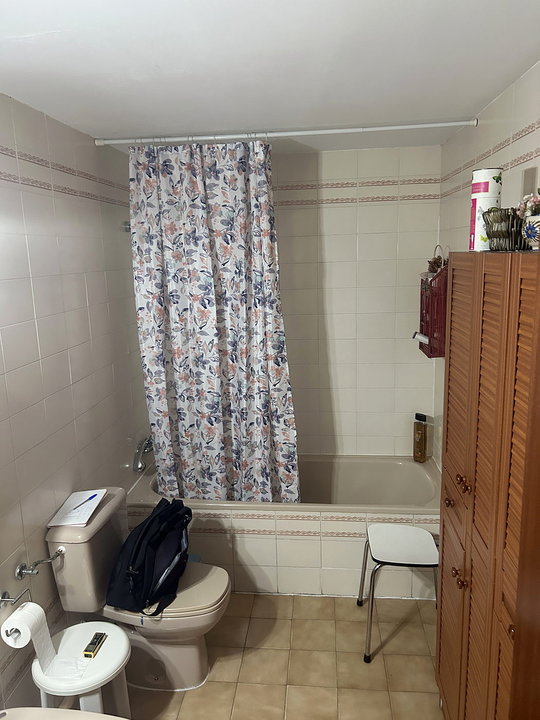 Antes de la reforma: bañera con cortina