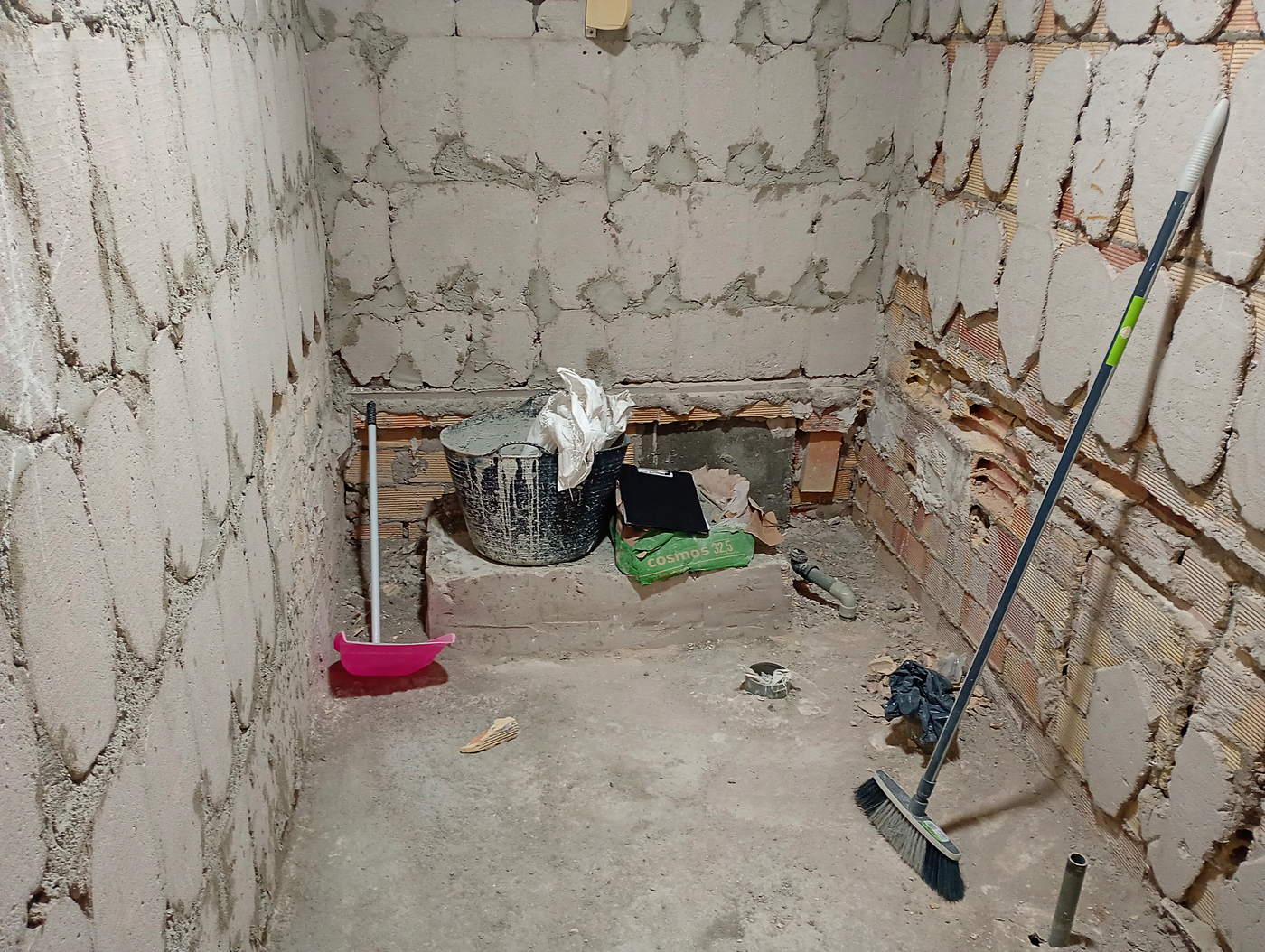 Durante la obra: demolición y picado de paramentos del baño