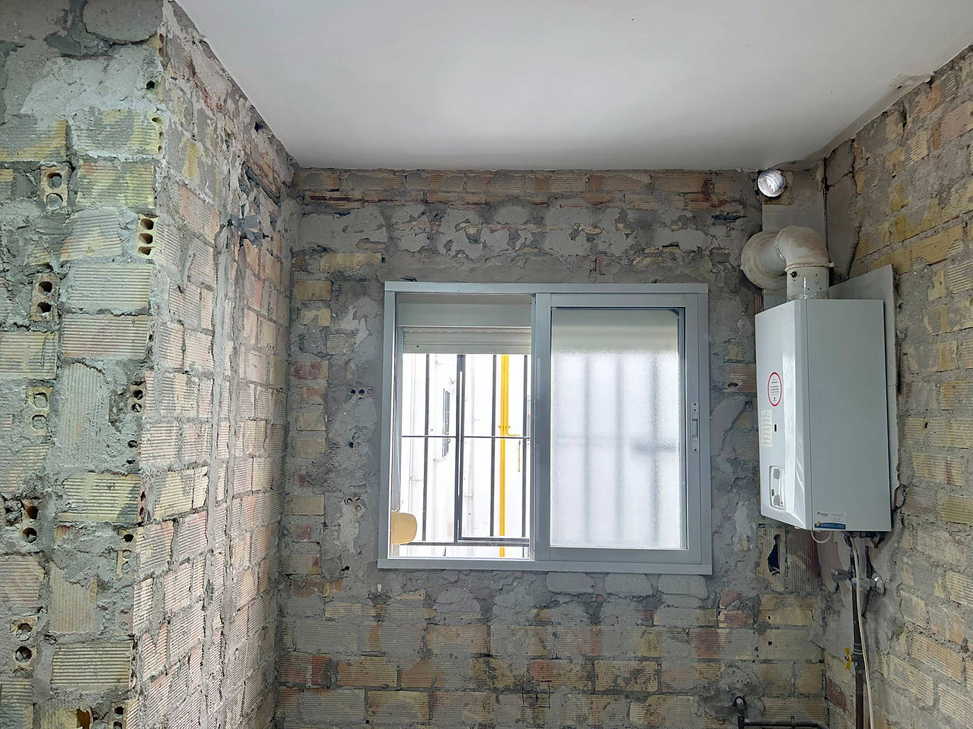 Durante la obra: demolición y apertura del hueco de ventana