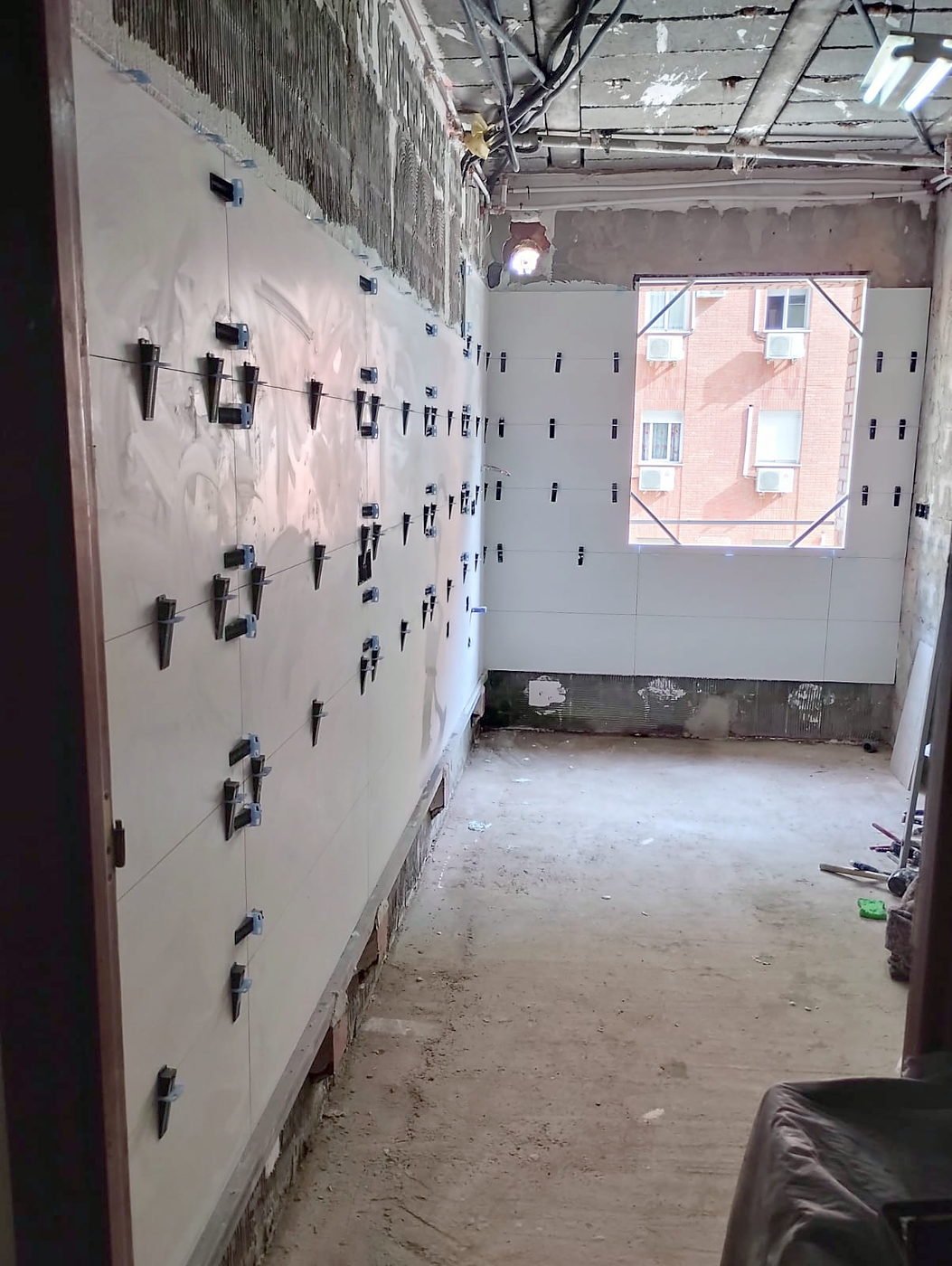 Durante la obra: replanteo del alicatado de la cocina