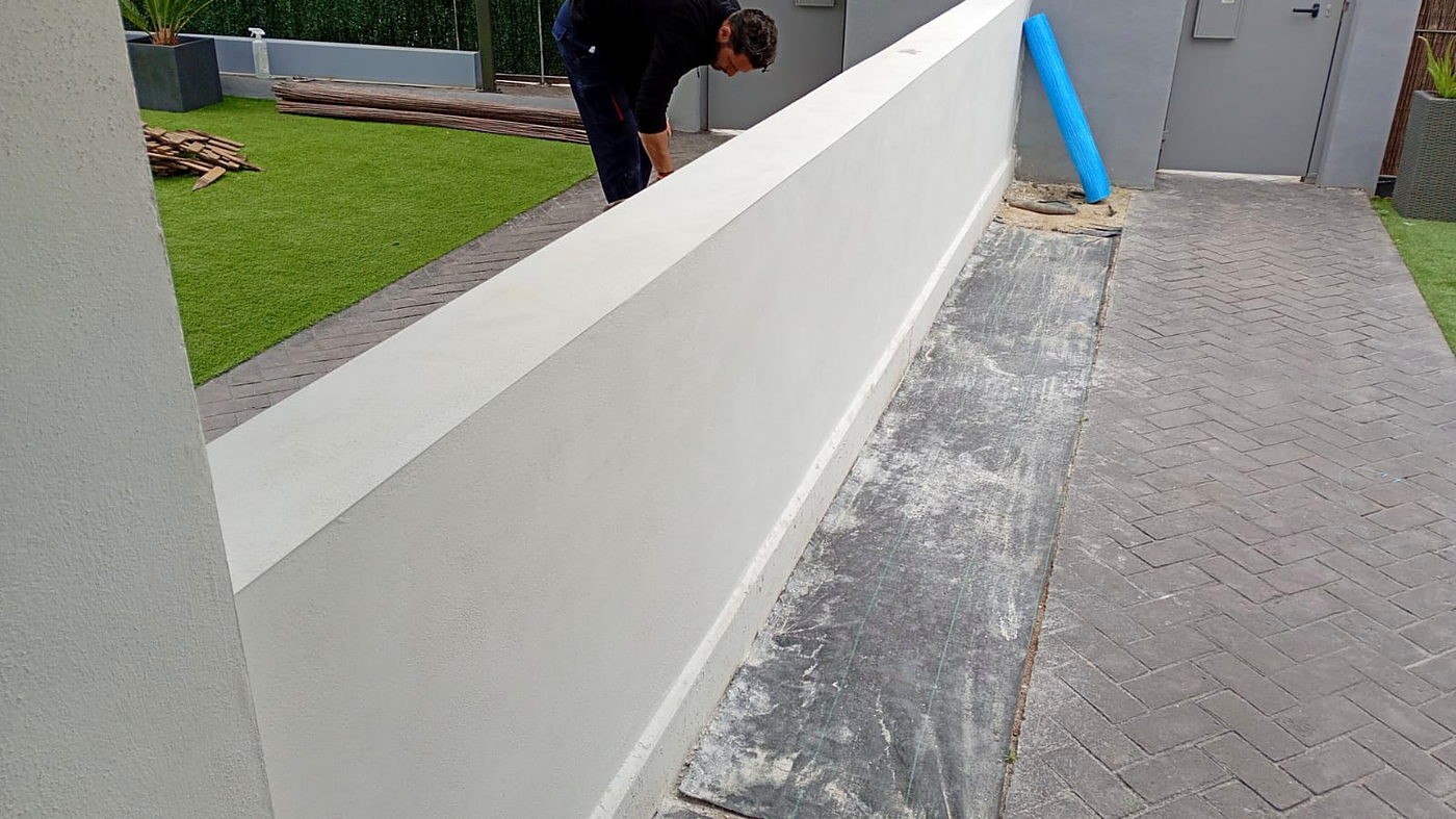 Murete y pavimento nuevos en la zona de jardín