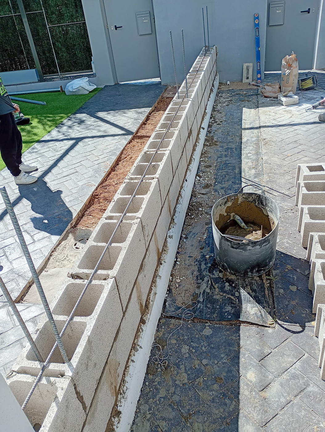 Durante la obra: levantado del muro de bloques